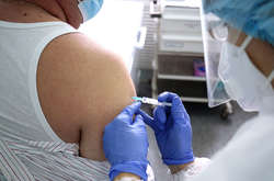 У Сінгапурі медику помилково ввели п'ятикратну дозу вакцини Pfizer