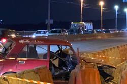 Водій ВАЗу виїжджав з Дніпровської набережної на проспект Соборності в сторону мосту Патона