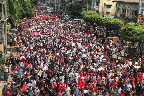 У М’янмі десятки тисяч людей протестують проти військового перевороту