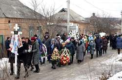 Прощання у Кропивницькому. Рідне місто провело в останню путь 26-річну лікарку, яка загинула під час пожежі у Запоріжжі (фото)