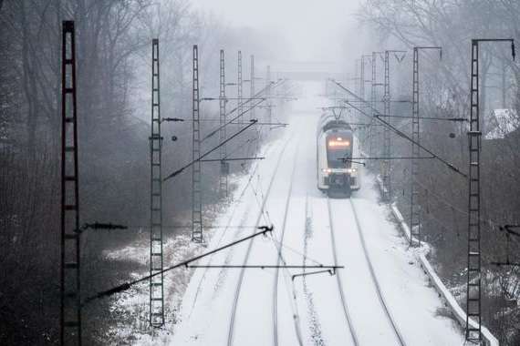 Потужний снігопад спровокував транспортний колапс у Німеччині