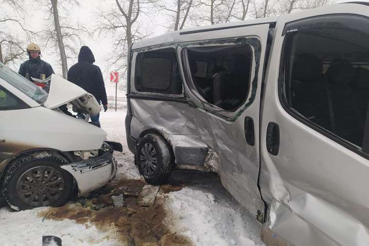 На Тернопільщині легковик влетів у мінібус: семеро людей постраждали