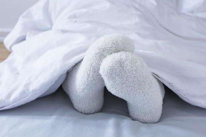 Почему стоит спать в носках: 7 причин и польза для здоровья