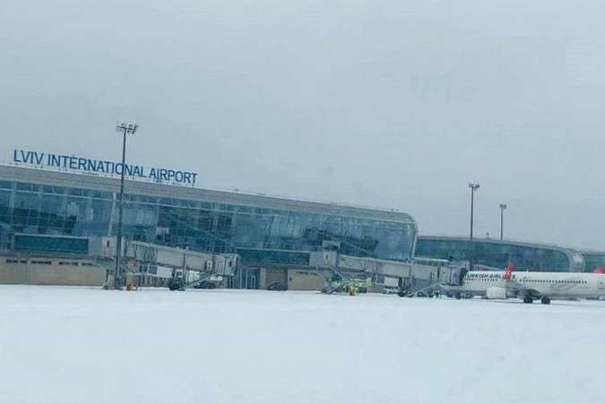 На Львівщині рясний снігопад: скасовані авіарейси та заборонено рух вантажівок