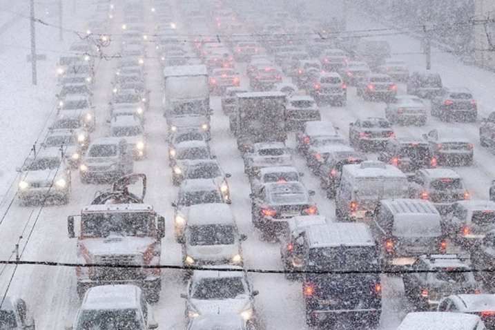Снігопад паралізував рух транспорту в Києві: де найбільші затори (карта)