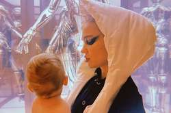 Возлюбленная Илона Маска в украинском пуховике показала фото с подросшым сыном