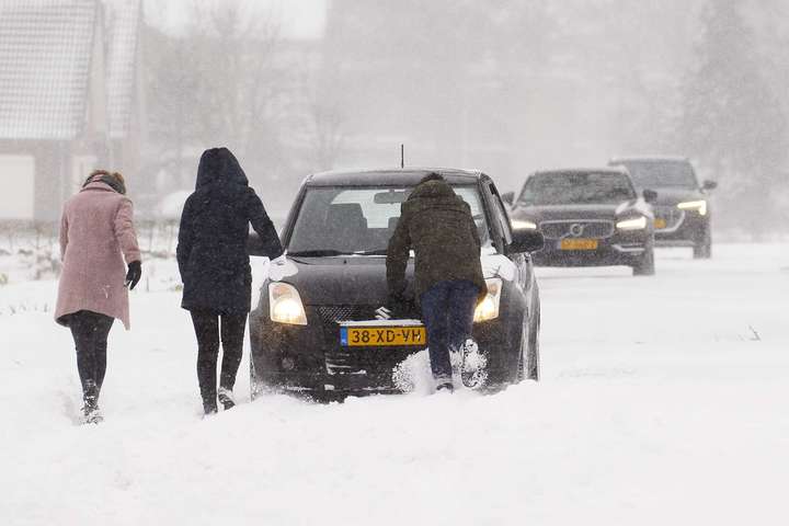 У Нідерландах через снігопад скасували десятки авіарейсів і зупинили потяги