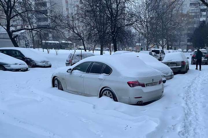 Сильний снігопад паралізував Львівщину (фото)