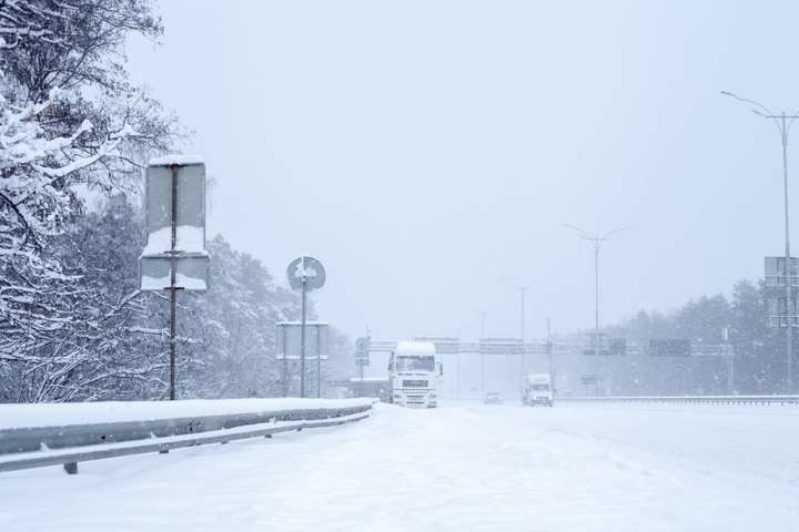 У Києві потужний снігопад: в’їзд вантажівок заборонено з 15:00