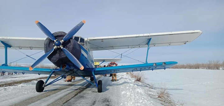 У Казахстані літак приземлився на засніжену трасу