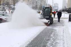 Дорожники розчищаються від снігу тротуари та дороги