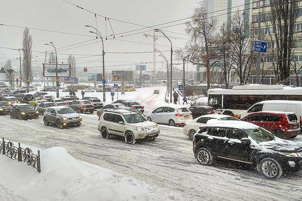 У Києві транспортний колапс: автівки стоять у величезних заторах (карта)