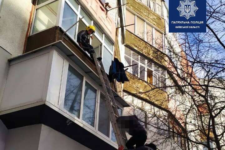 На Київщині рятувальники зняли хлопця з балкона на третьому поверсі (фото)