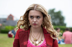 Звезда сериала «Сексуальное просвещение» Эйми Лу Вуд