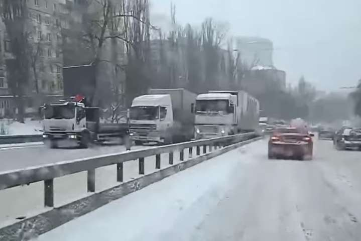 Последствия непогоды: грузовики заблокировали движение по столичной улице (видео)