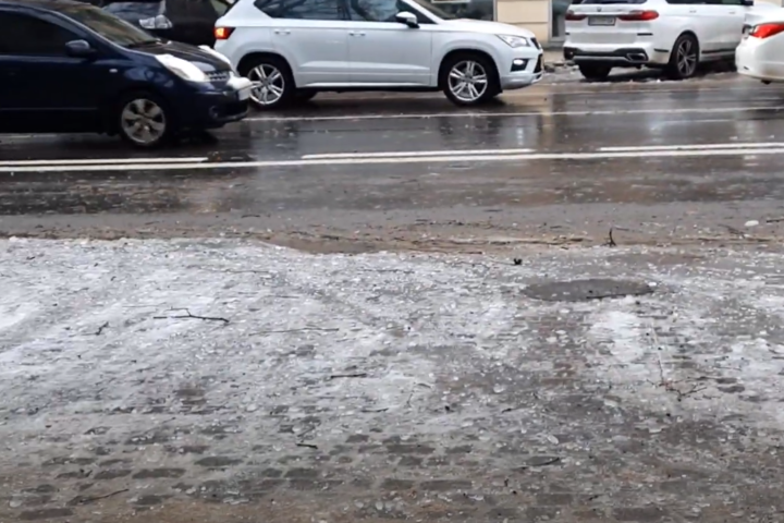  В Одесі пройшов крижаний дощ (відео)