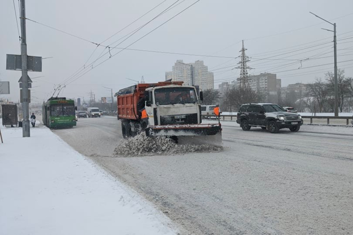 Через снігопад обмежили рух вантажівок у семи областях