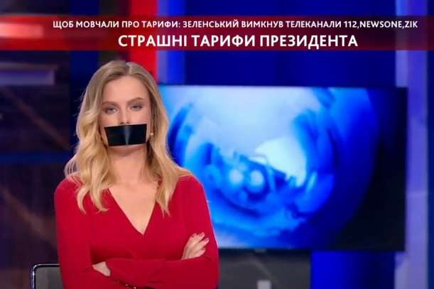 Журналисты каналов Медведчука вышли в эфир с заклеенными ртами (фото)