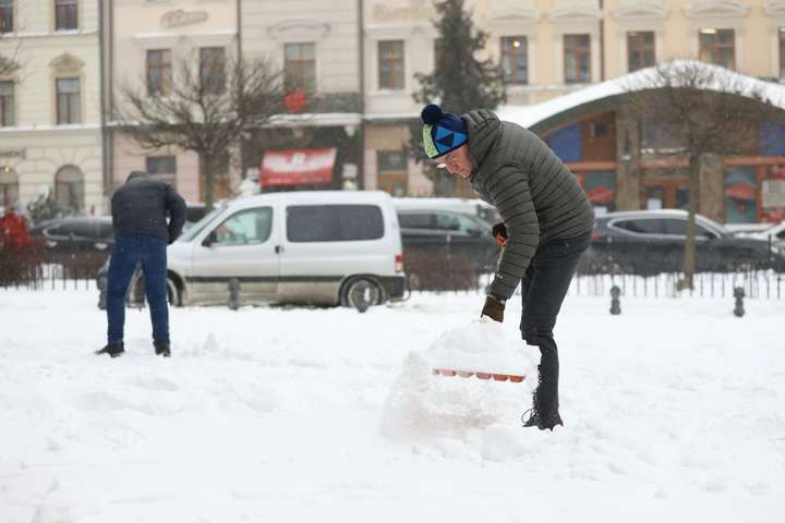 Снігопад у Львові: Садовий та працівники міськради взялися за лопати (фото)