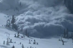 Лавина накрыла людей и их транспорт