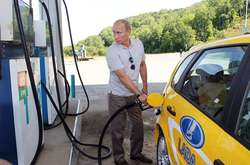 Щороку українці купують російських нафтопродуктів на десятки мільярдів гривень. Частина цих грошей йде на забаганки президента країни-агресора