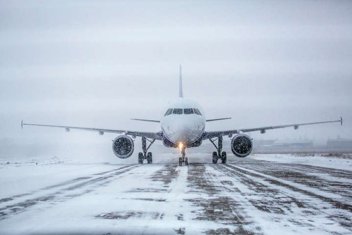 В Україні через снігопади не працюють два аеропорти