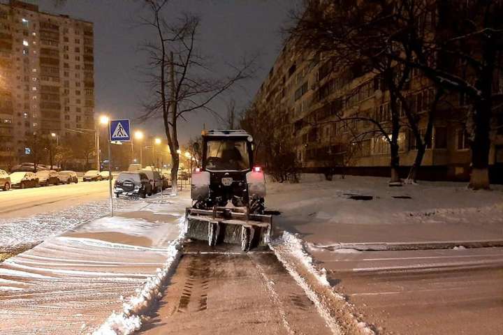 Кличко показав, як розчищають сніг у Києві: відео