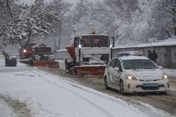 Рятувальники попередили про проблеми на дорогах після нічного снігу