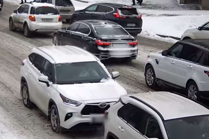 У центрі Києва водійка Toyota вмудрилась скоїти дві ДТП за кілька хвилин (відео)