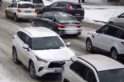 У центрі Києва водійка Toyota вмудрилась скоїти дві ДТП за кілька хвилин (відео)
