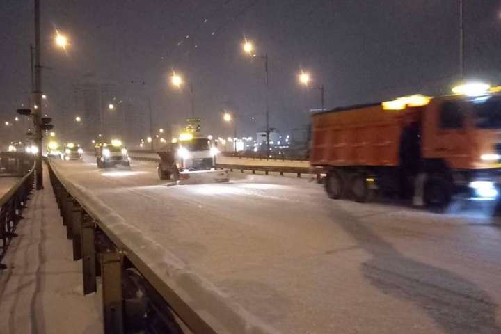 Понад 30 годин снігопаду: як дорожники рятують Київ (фото)