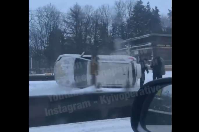 Наслідки снігопаду: в Києві перекинулась автівка і заблокувала рух (відео) 