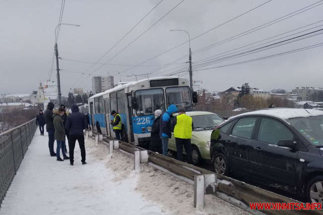 Транспортний колапс у Вінниця: тролейбус зіштовхнувся з автомобілями
