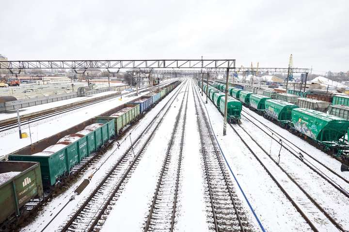 Негода в Україні: понад 7 тисяч залізничників прибирали сніг 