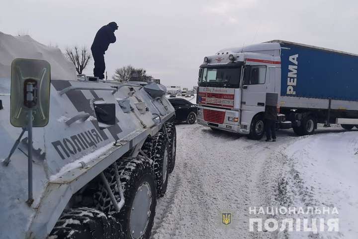 Для витягування вантажівок зі снігових пасток у Києві задіяні БТРи (фото, відео)