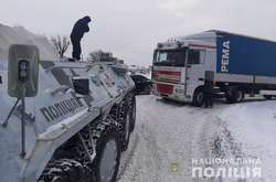 Правоохоронці допомагають водіям витягати автомобілі зі снігових заметів