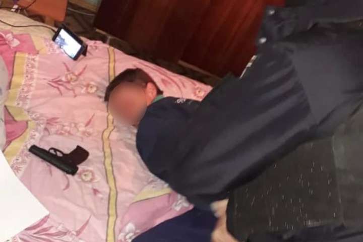 У сільраді на Київщині п’яний чоловік погрожував зброєю 