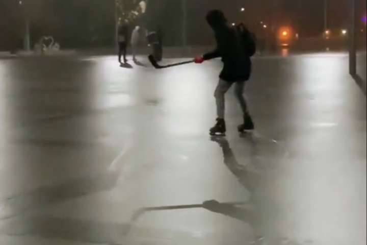 Потужна ожеледиця: у Миколаєві вулицями каталися на ковзанах (відео)