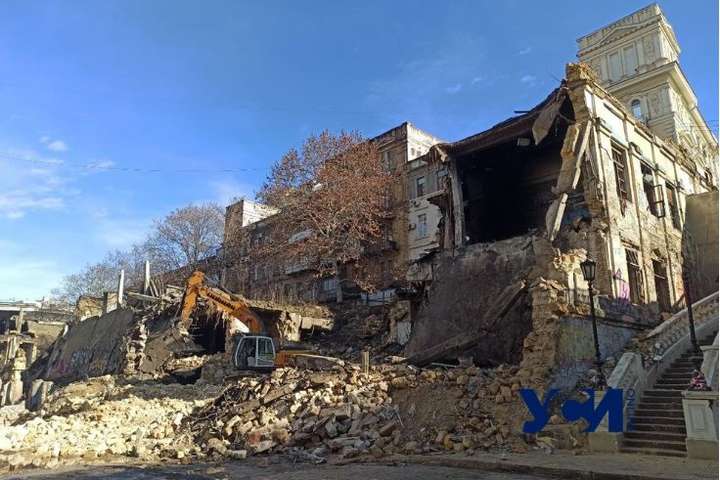 В Одесі на Деволанівському узвозі  розбирають завали будинку