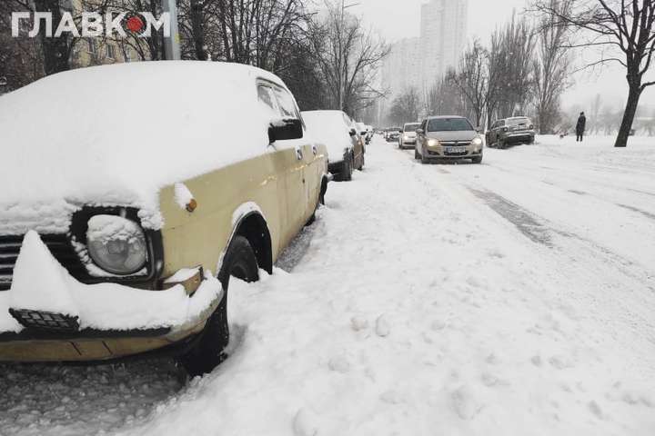 Київ оговтується після потужного снігопаду: фоторепортаж зі столичних вулиць 