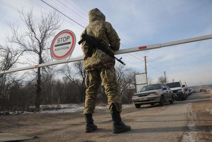Двое гражданских пытались проехать через блокпост к боевикам, вследствие стрельбы погиб водитель автомобиля - Чрезвычайное происшествие на Донбассе: «Жигули» пытались прорваться через блокпост, есть погибший
