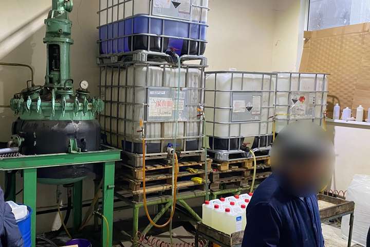 На складі під Києвом виявлено 53 тонни спирту невідомого походження (фото)
