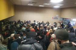 Українці почали публікувати фото і відео тисняви на станції «Контрактова площа»