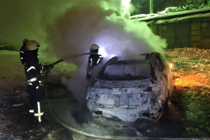 Вночі на Печерську вщент згорів автомобіль (фото, відео)