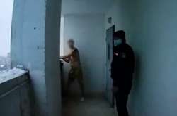 Чоловік на балконі 14 поверху кричав, що стрибне донизу