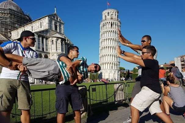 Максимальний креатив: смішні та курйозні фото туристів поруч з Пізанською вежею