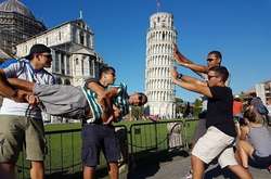Максимальний креатив: смішні та курйозні фото туристів поруч з Пізанською вежею