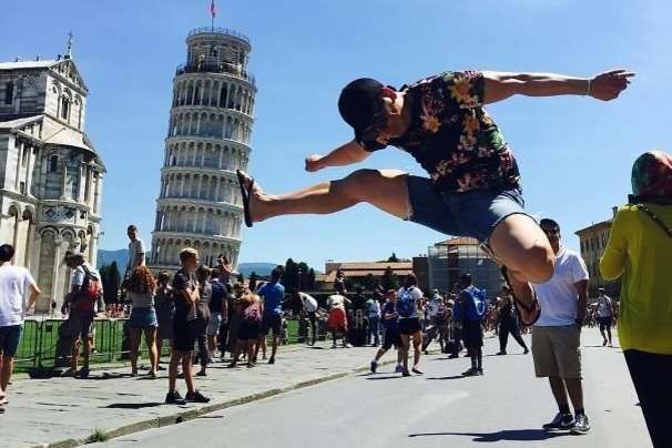 Максимальный креатив: смешные и курьезные фото туристов с Пизанской башней
