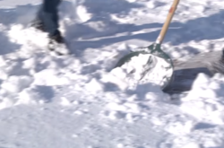 Ще один мер українського міста самотужки розчищав сніг на вулицях (відео)