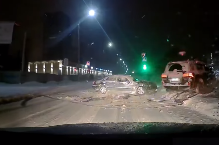 Погоня в сніжних Чернівцях: п'яний водій тікав від поліції та спричинив ДТП (відео)
